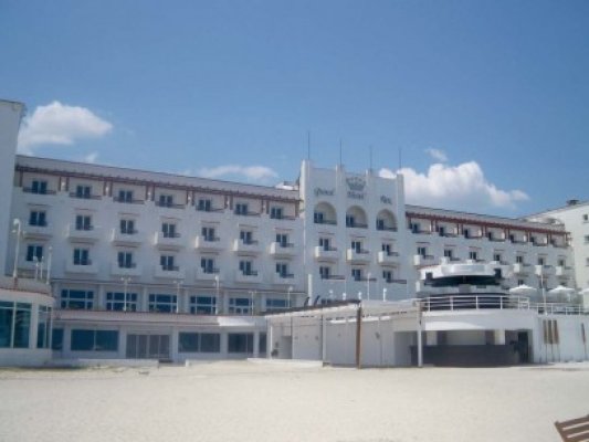 Accident de muncă la hotel Rex: i-a căzut o grindă în cap